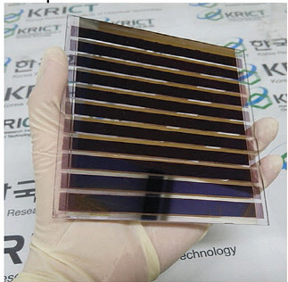 한국화학연구원과 포스텍 연구팀이 개발한 유기태양전지 소재의 모습.(화학연 제공)